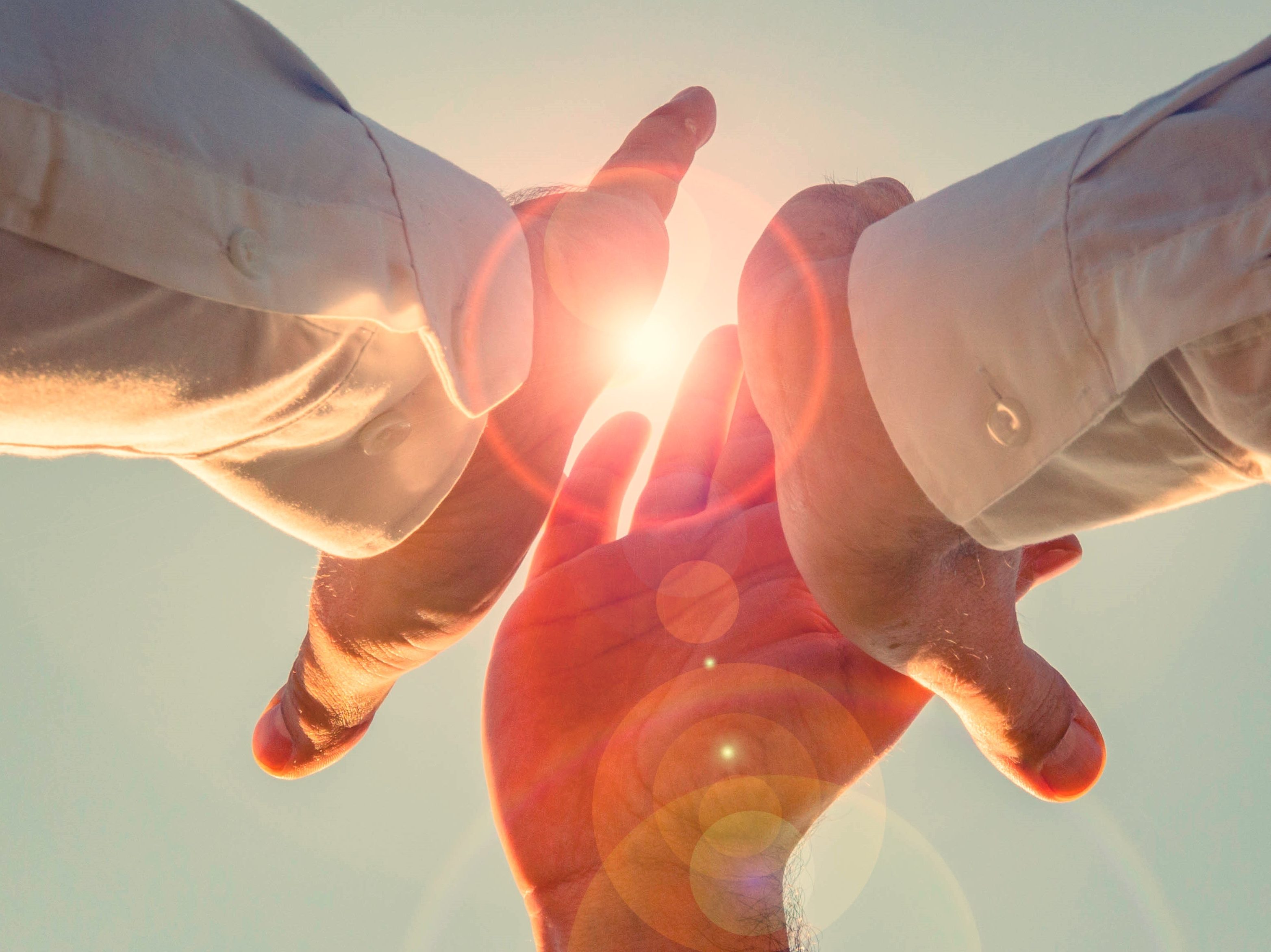 high five in der sonne. bereit für die herausforderung, we can do it! einer für alle, aller für einen.